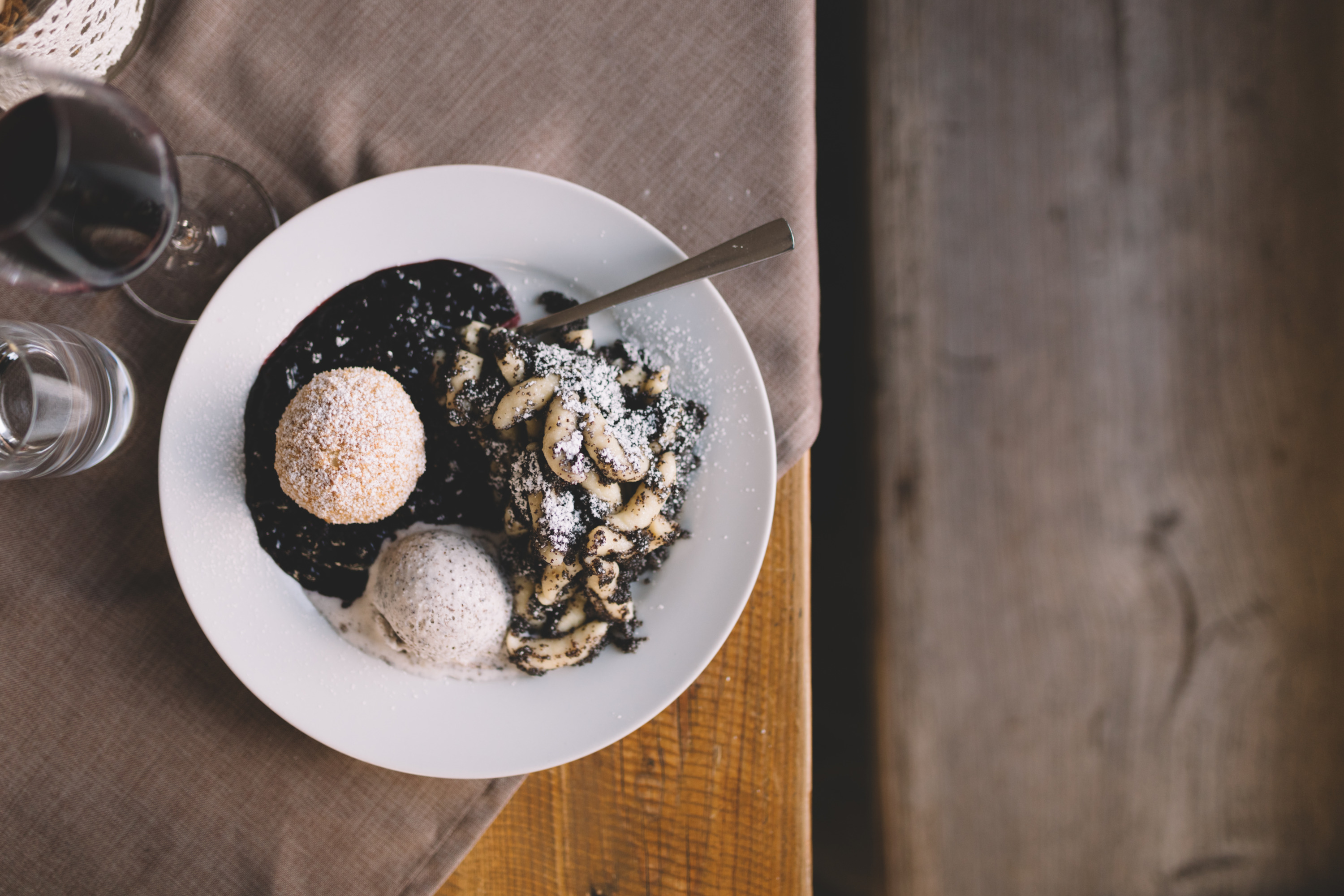 Mohnknödel mit Hollerkoch