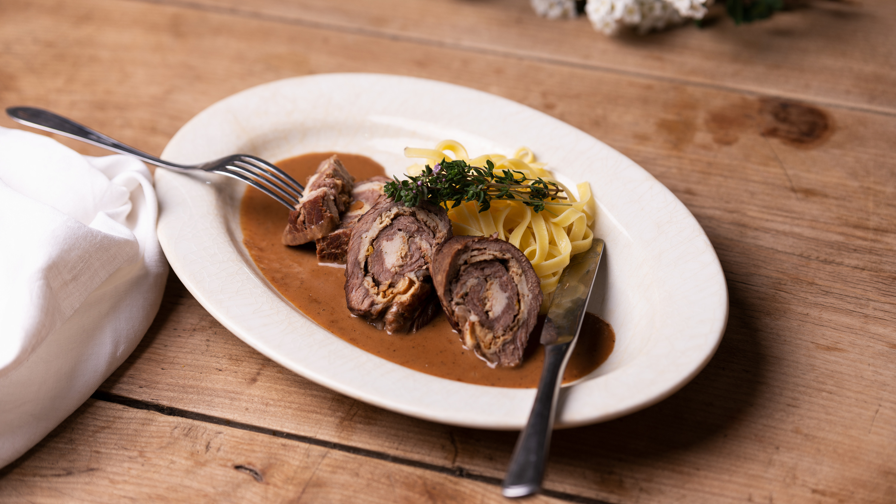 Gerollter Rostbraten mit Schwammerlfülle, hausgemachte Nudeln