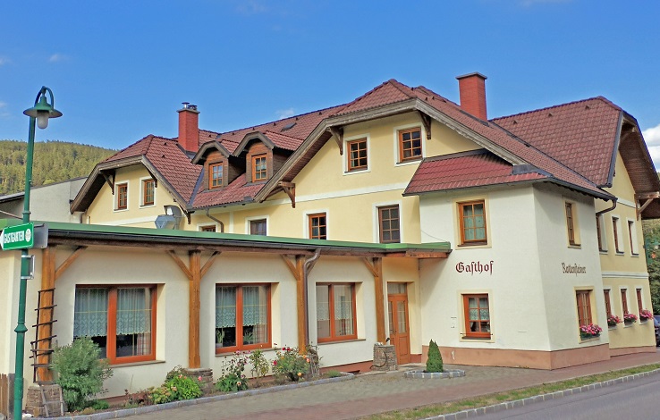 Großzügige Räume und Gastgarten für Feste