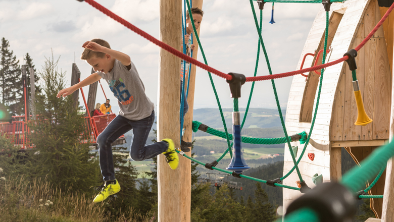 Kletterspaß am Abenteuer-Spielplatz