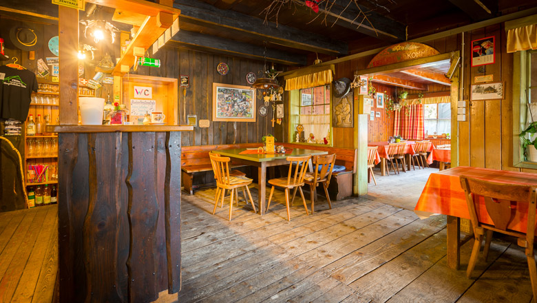 Rustikales Ambiente in der Hütte