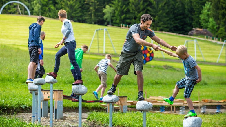 Gemeinsam Kraxeln, Hüpfen & Balancieren auf 24 Stationen im Motorikpark