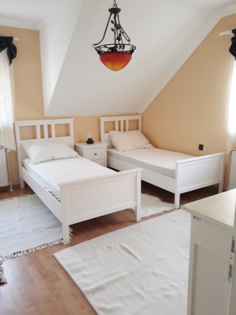 Schlafzimmer mit getrennten Betten