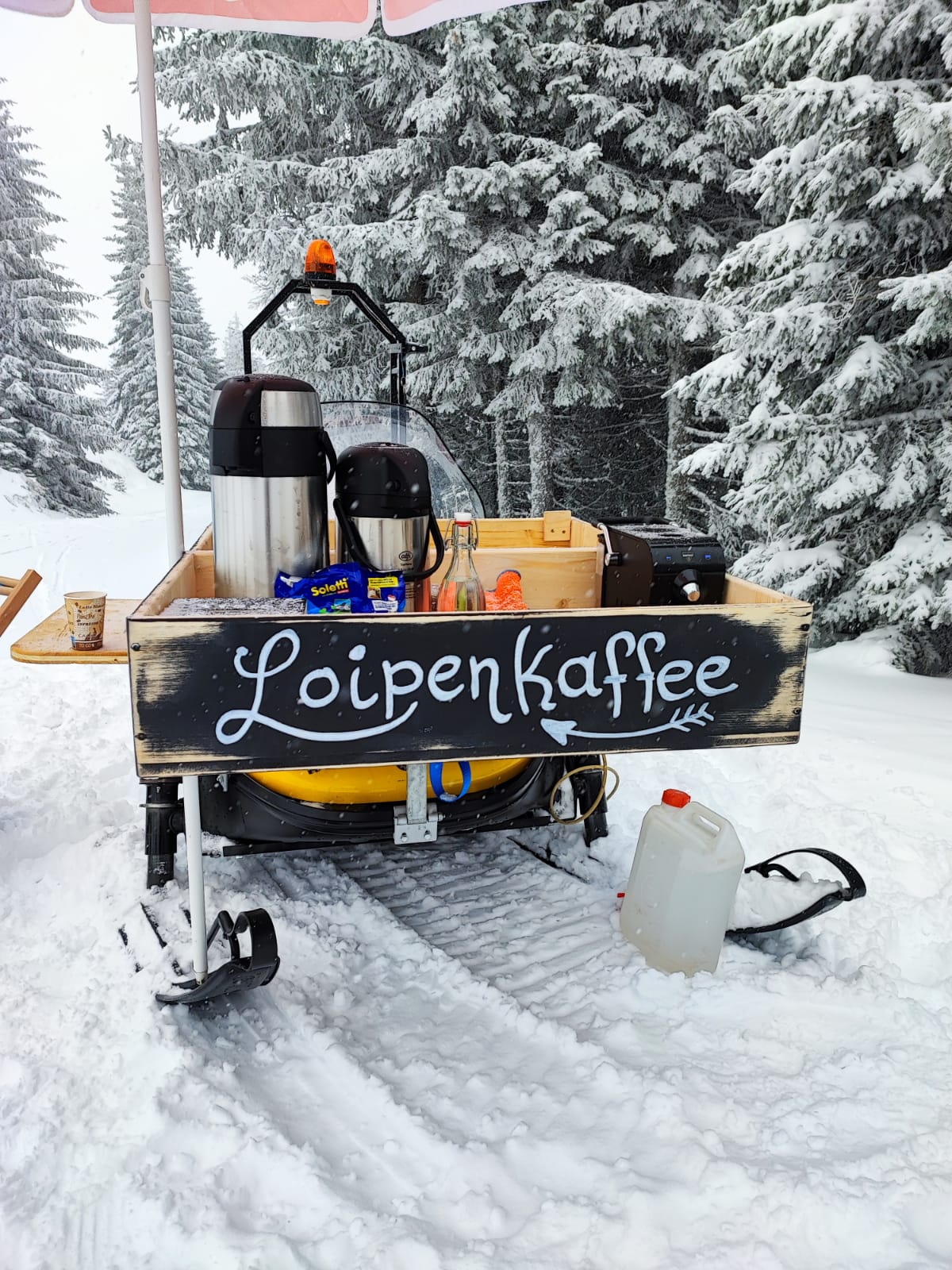 Aufwärmen mit Kaffee und Tee beim mobilen Loipenkaffee