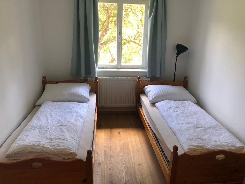 Schlafzimmer mit 2 getrennten Betten 